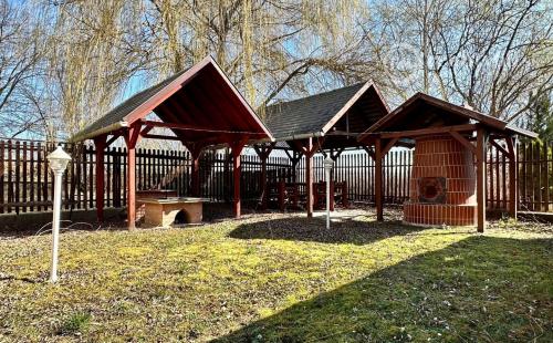 MAĎARSKO - TISZACSEGE - POSCHODOVÁ 3 IZBOVÁ CHATA, TERASA PRI TERMÁLNOM KÚPALISKU.