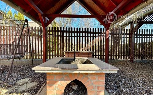 MAĎARSKO - TISZACSEGE - POSCHODOVÁ 3 IZBOVÁ CHATA, TERASA PRI TERMÁLNOM KÚPALISKU.