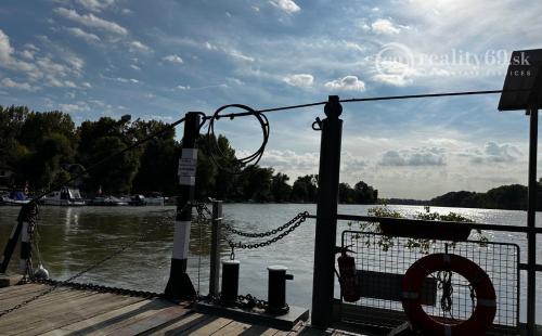 MAĎARSKO - TISZACSEGE - POSCHODOVÁ 3 IZBOVÁ CHATA, TERASA PRI TERMÁLNOM KÚPALISKU.