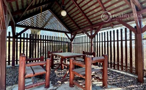 MAĎARSKO - TISZACSEGE - POSCHODOVÁ 3 IZBOVÁ CHATA, TERASA PRI TERMÁLNOM KÚPALISKU.