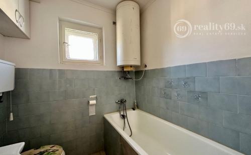 MAĎARSKO - TISZACSEGE - 3 IZBOVÁ CHATA, UZAVRETÁ TERASA, PRI TERMÁLNOM KÚPALISKU.