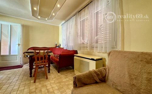 MAĎARSKO - TISZACSEGE - 3 IZBOVÁ CHATA, UZAVRETÁ TERASA, PRI TERMÁLNOM KÚPALISKU.