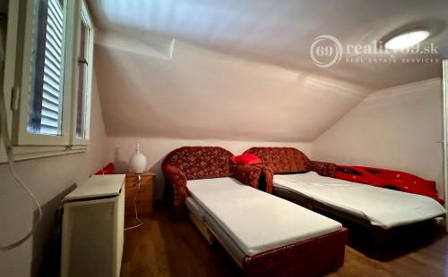 MAĎARSKO - TISZACSEGE - 3 IZBOVÁ CHATA, UZAVRETÁ TERASA, PRI TERMÁLNOM KÚPALISKU.