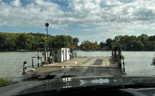 MAĎARSKO - TISZACSEGE - 3 IZBOVÁ CHATA, UZAVRETÁ TERASA, PRI TERMÁLNOM KÚPALISKU.