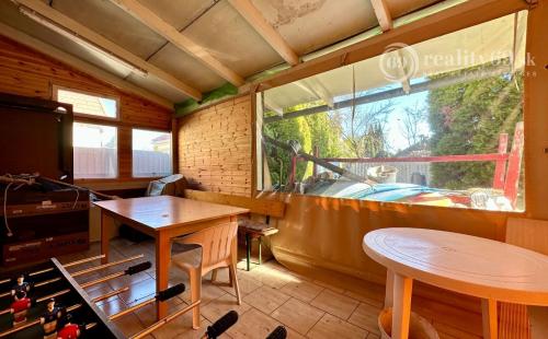 MAĎARSKO - TISZACSEGE - 3 IZBOVÁ CHATA, UZAVRETÁ TERASA, PRI TERMÁLNOM KÚPALISKU.