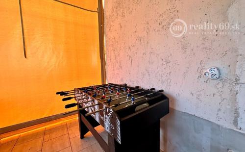 MAĎARSKO - TISZACSEGE - 3 IZBOVÁ CHATA, UZAVRETÁ TERASA, PRI TERMÁLNOM KÚPALISKU.