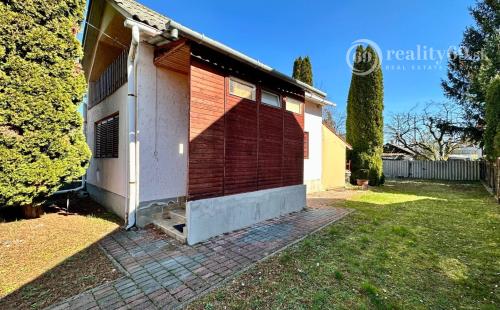 MAĎARSKO - TISZACSEGE - 3 IZBOVÁ CHATA, UZAVRETÁ TERASA, PRI TERMÁLNOM KÚPALISKU.