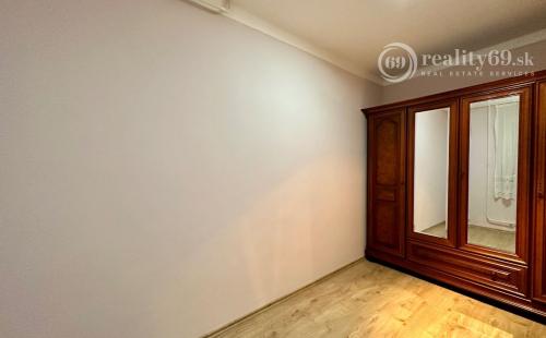 MAĎARSKO - TISZACSEGE - 3 IZBOVÁ CHATA, UZAVRETÁ TERASA, PRI TERMÁLNOM KÚPALISKU.