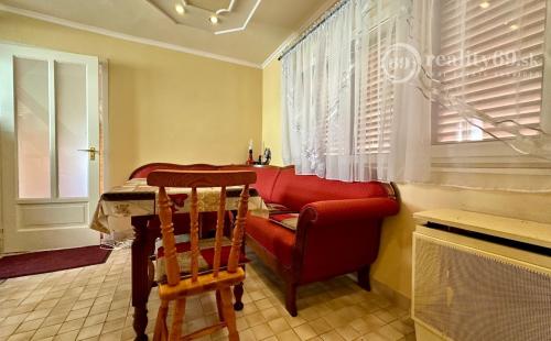 MAĎARSKO - TISZACSEGE - 3 IZBOVÁ CHATA, UZAVRETÁ TERASA, PRI TERMÁLNOM KÚPALISKU.