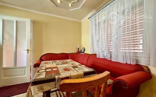 MAĎARSKO - TISZACSEGE - 3 IZBOVÁ CHATA, UZAVRETÁ TERASA, PRI TERMÁLNOM KÚPALISKU.