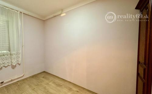 MAĎARSKO - TISZACSEGE - 3 IZBOVÁ CHATA, UZAVRETÁ TERASA, PRI TERMÁLNOM KÚPALISKU.