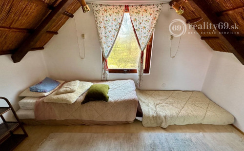 MAĎARSKO - TISZACSEGE - POSCHODOVÁ CHATA SO SLAMENOU STRECHOU, TERASA, PRI RIEKE TISZA A TERMÁLNOM KÚPALISKU.