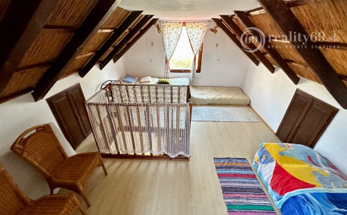 MAĎARSKO - TISZACSEGE - POSCHODOVÁ CHATA SO SLAMENOU STRECHOU, TERASA, PRI RIEKE TISZA A TERMÁLNOM KÚPALISKU.