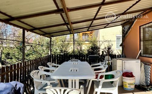 REZERVOVANÉ  - MAĎARSKO - TISZACSEGE - ZATEPLENÁ 4 IZBOVÁ CHATA PRI TERMÁLNOM KÚPALISKU.