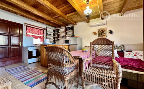 MAĎARSKO - TISZACSEGE - POSCHODOVÁ CHATA SO SLAMENOU STRECHOU, TERASA, PRI RIEKE TISZA A TERMÁLNOM KÚPALISKU.