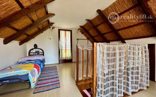 MAĎARSKO - TISZACSEGE - POSCHODOVÁ CHATA SO SLAMENOU STRECHOU, TERASA, PRI RIEKE TISZA A TERMÁLNOM KÚPALISKU.