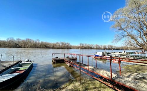 MAĎARSKO - TISZACSEGE - POSCHODOVÁ CHATA SO SLAMENOU STRECHOU, TERASA, PRI RIEKE TISZA A TERMÁLNOM KÚPALISKU.
