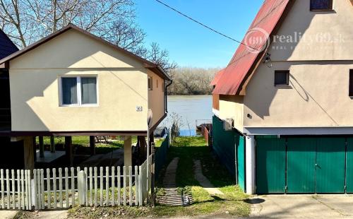 MAĎARSKO - TISZACSEGE - POSCHODOVÁ CHATA SO SLAMENOU STRECHOU, TERASA, PRI RIEKE TISZA A TERMÁLNOM KÚPALISKU.