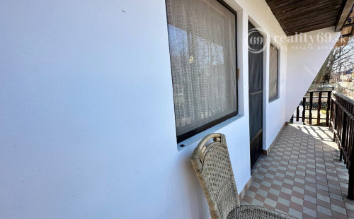 MAĎARSKO - TISZACSEGE - POSCHODOVÁ CHATA SO SLAMENOU STRECHOU, TERASA, PRI RIEKE TISZA A TERMÁLNOM KÚPALISKU.