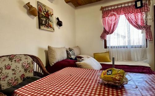 MAĎARSKO - TISZACSEGE - POSCHODOVÁ CHATA SO SLAMENOU STRECHOU, TERASA, PRI RIEKE TISZA A TERMÁLNOM KÚPALISKU.