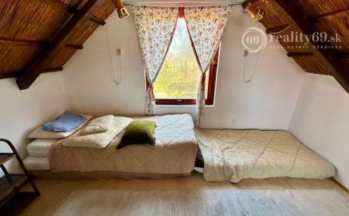 MAĎARSKO - TISZACSEGE - POSCHODOVÁ CHATA SO SLAMENOU STRECHOU, TERASA, PRI RIEKE TISZA A TERMÁLNOM KÚPALISKU.