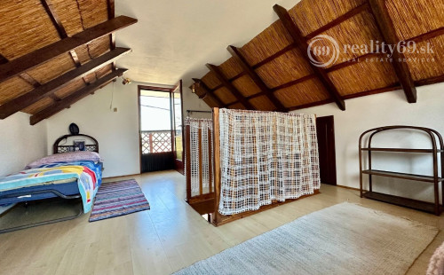 MAĎARSKO - TISZACSEGE - POSCHODOVÁ CHATA SO SLAMENOU STRECHOU, TERASA, PRI RIEKE TISZA A TERMÁLNOM KÚPALISKU.