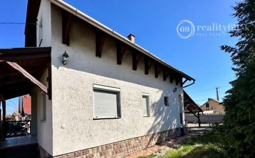 MAĎARSKO - TISZACSEGE - 4 IZBOVÁ CHATA, TERASA, ZÁHRADA PRI TERMÁLNOM KÚPALISKU.