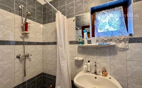 MAĎARSKO - TISZACSEGE - 4 IZBOVÁ CHATA, TERASA, ZÁHRADA PRI TERMÁLNOM KÚPALISKU.