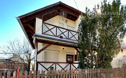 MAĎARSKO - TISZACSEGE - 4 IZBOVÁ CHATA, TERASA, ZÁHRADA PRI TERMÁLNOM KÚPALISKU.