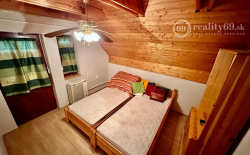 MAĎARSKO - TISZACSEGE - 4 IZBOVÁ CHATA, TERASA, ZÁHRADA PRI TERMÁLNOM KÚPALISKU.