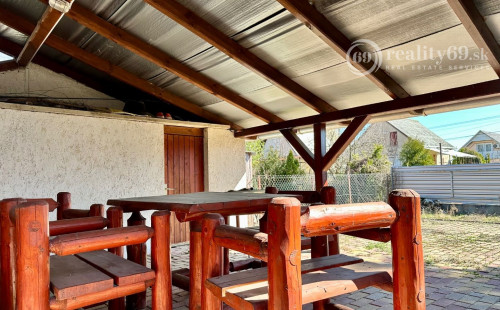 MAĎARSKO - TISZACSEGE - 4 IZBOVÁ CHATA, TERASA, ZÁHRADA PRI TERMÁLNOM KÚPALISKU.