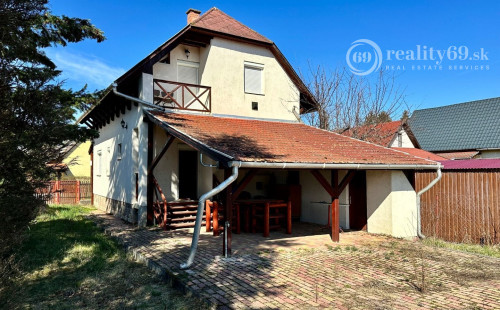 MAĎARSKO - TISZACSEGE - 4 IZBOVÁ CHATA, TERASA, ZÁHRADA PRI TERMÁLNOM KÚPALISKU.