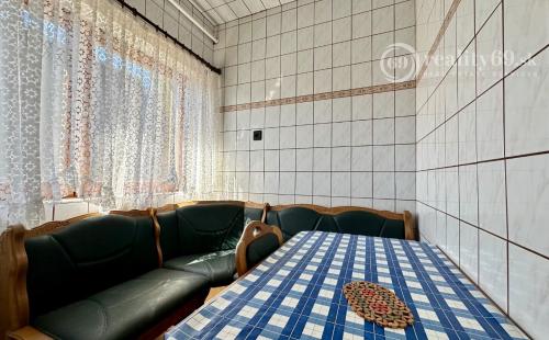 MAĎARSKO - TISZACSEGE - POSCHODOVÁ 3 IZBOVÁ CHATA, TERASA PRI TERMÁLNOM KÚPALISKU.