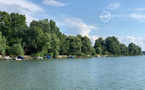 MAĎARSKO - TISZACSEGE - POSCHODOVÁ 3 IZBOVÁ CHATA, TERASA PRI TERMÁLNOM KÚPALISKU.