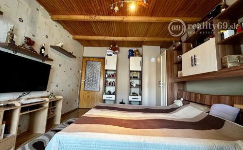 MAĎARSKO - SZOGLIGET PEKNÝ ZREKONŠTRUOVANÝ RD V TOP LOKALITE S TERASOU A GARÁŽOU