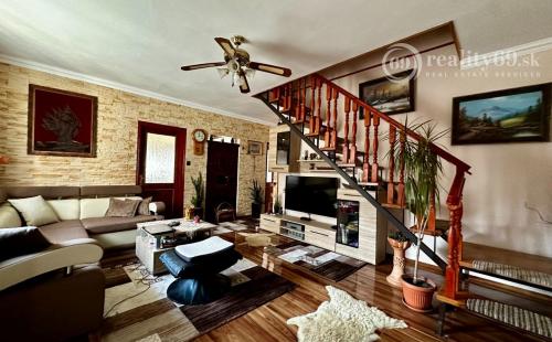 MAĎARSKO - SZOGLIGET PEKNÝ ZREKONŠTRUOVANÝ RD V TOP LOKALITE S TERASOU A GARÁŽOU