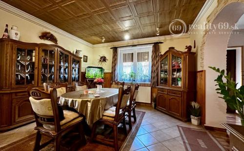 MAĎARSKO - SZOGLIGET PEKNÝ ZREKONŠTRUOVANÝ RD V TOP LOKALITE S TERASOU A GARÁŽOU