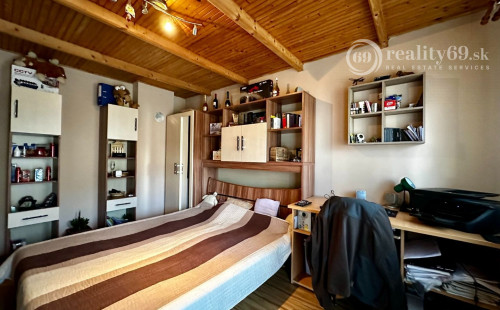 MAĎARSKO - SZOGLIGET PEKNÝ ZREKONŠTRUOVANÝ RD V TOP LOKALITE S TERASOU A GARÁŽOU