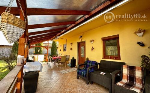 MAĎARSKO - SZOGLIGET PEKNÝ ZREKONŠTRUOVANÝ RD V TOP LOKALITE S TERASOU A GARÁŽOU