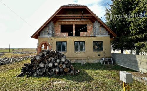 MAĎARSKO - AGGTELEK 3 IZBOVÝ RODINNÝ DOM S PODKROVÝM - HRUBÁ STAVBA