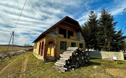 MAĎARSKO - AGGTELEK 3 IZBOVÝ RODINNÝ DOM S PODKROVÝM - HRUBÁ STAVBA