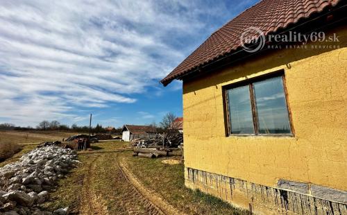 MAĎARSKO - AGGTELEK 3 IZBOVÝ RODINNÝ DOM S PODKROVÝM - HRUBÁ STAVBA