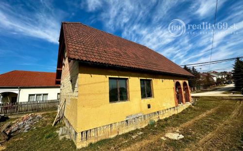 MAĎARSKO - AGGTELEK 3 IZBOVÝ RODINNÝ DOM S PODKROVÝM - HRUBÁ STAVBA
