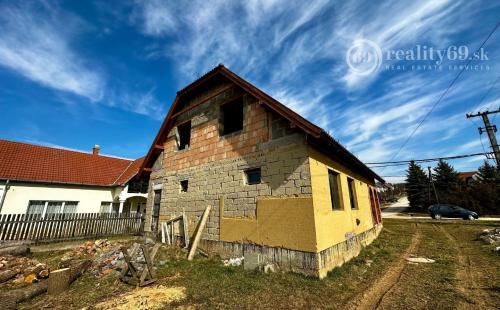 MAĎARSKO - AGGTELEK 3 IZBOVÝ RODINNÝ DOM S PODKROVÝM - HRUBÁ STAVBA