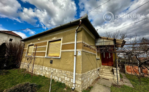 MAĎARSKO - SZENDRO - PEKNÝ 3 IZBOVÝ RODINNÝ DOM S VERANDOU