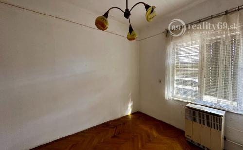 MAĎARSKO - SZENDRO - PEKNÝ 3 IZBOVÝ RODINNÝ DOM S VERANDOU