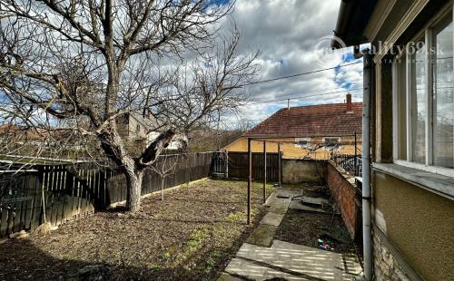 MAĎARSKO - SZENDRO - PEKNÝ 3 IZBOVÝ RODINNÝ DOM S VERANDOU