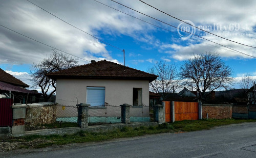 MAĎARSKO - SZENDRO 3 IZBOVÝ RODINNÝ DOM S VERANDOU