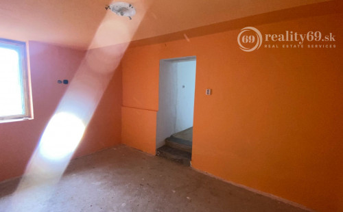 MAĎARSKO - SZENDRO 3 IZBOVÝ RODINNÝ DOM S VERANDOU