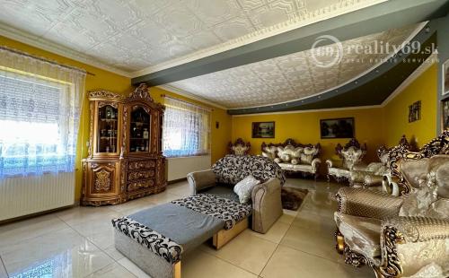 MAĎARSKO - SZENDRO LUXUSNÝ 4 IZBOVÝ ZREKONŠTRUOVANÝ RODINNÝ DOM